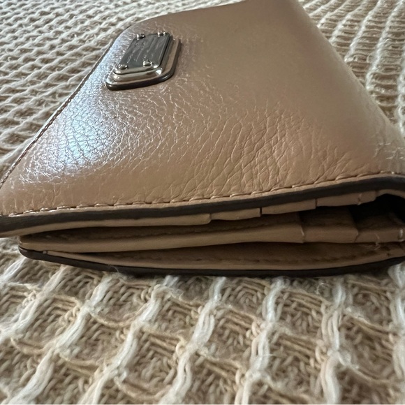 Marc by Marc Jacobs 100% Leather Tan wallet $40 - Picture 6 of 14